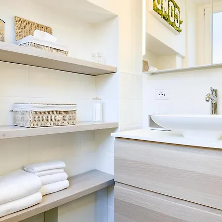 Not Your Average Stay!! Rock, & House Apartment Como
