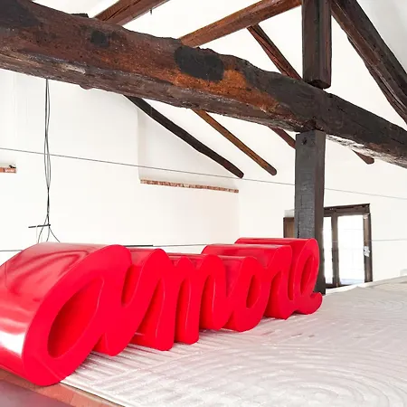 Not Your Average Stay!! Rock, & House Apartment Como